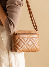 Bolsa em Couro Matelassê Caramelo Zíper Duplo Tiracolo